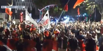 “Shqipëria po bën revolucion”/ Mbyllen fjalimet te Kryeministria, nis marshimi: Arrestoni Ramën!