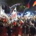 “Shqipëria po bën revolucion”/ Mbyllen fjalimet te Kryeministria, nis marshimi: Arrestoni Ramën!