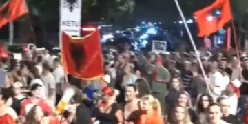 Mbyllen fjalimet, nis marshimi drejt “Sheshit Skënderbej”, ironia: Mblidhni mbeturinat se do shkojnë drejt inceneratorëve fantazmë