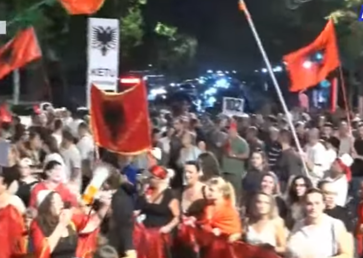 Mbyllen fjalimet, nis marshimi drejt “Sheshit Skënderbej”, ironia: Mblidhni mbeturinat se do shkojnë drejt inceneratorëve fantazmë