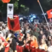 Mbyllen fjalimet, nis marshimi drejt “Sheshit Skënderbej”, ironia: Mblidhni mbeturinat se do shkojnë drejt inceneratorëve fantazmë