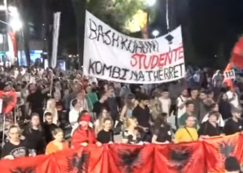 Mbyllen fjalimet te Kryeministria, marshimin e marrin në dorë studentët, gratë dhe vajzat