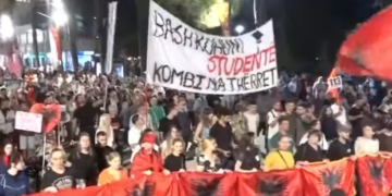Mbyllen fjalimet te Kryeministria, marshimin e marrin në dorë studentët, gratë dhe vajzat