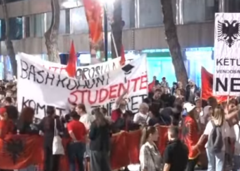 Përfundojnë fjalimet te Kryeministria, protestuesit nisin marshimin në rrugët e Tiranës: Arrestoni Ramën!