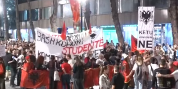 Përfundojnë fjalimet te Kryeministria, protestuesit nisin marshimin në rrugët e Tiranës: Arrestoni Ramën!
