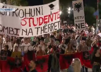 “Ju erdhi fundi!”- Qytetarët nisin marshimin nëpër rrugës e Tiranës: Studentët po bëjnë revolucion!