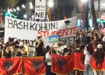 Mbyllen fjalimet te Kryeministria, nis marshimi në rrugët e kryeqytetit: Nesër dita e 100-të… madhështore