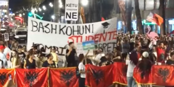 Mbyllen fjalimet te Kryeministria, nis marshimi në rrugët e kryeqytetit: Nesër dita e 100-të…  madhështore