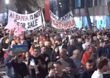 Qytetarët përmbyllin fjalimet te Kryeministria, nisin marshimin në rrugët e Tiranës