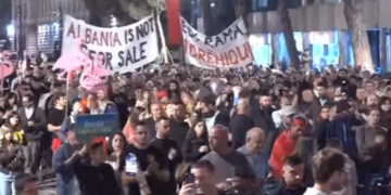 Qytetarët përmbyllin fjalimet te Kryeministria, nisin marshimin në rrugët e Tiranës