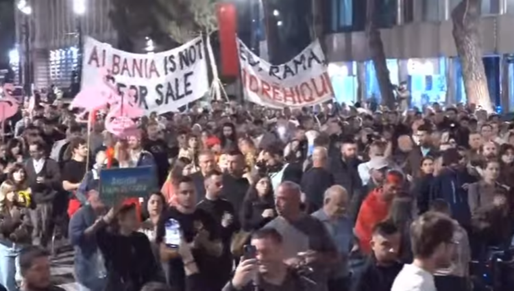 Qytetarët përmbyllin fjalimet te Kryeministria, nisin marshimin në rrugët e Tiranës