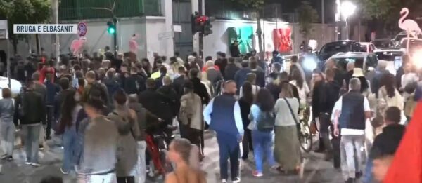 Protestuesit marshojnë drejt “Qytet Studenti”: Shqipëria po bën revolucion
