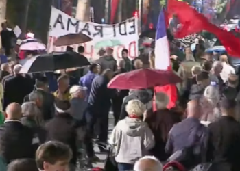 Protestuesit dhe studentët sfidojnë shiun! Mbyllen fjalimet te Kryeministria, nis marshimi në rrugët e Tiranës