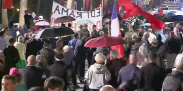 Protestuesit dhe studentët sfidojnë shiun! Mbyllen fjalimet te Kryeministria, nis marshimi në rrugët e Tiranës