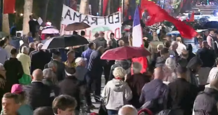 Protestuesit dhe studentët sfidojnë shiun! Mbyllen fjalimet te Kryeministria, nis marshimi në rrugët e Tiranës