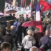 Protestuesit dhe studentët sfidojnë shiun! Mbyllen fjalimet te Kryeministria, nis marshimi në rrugët e Tiranës