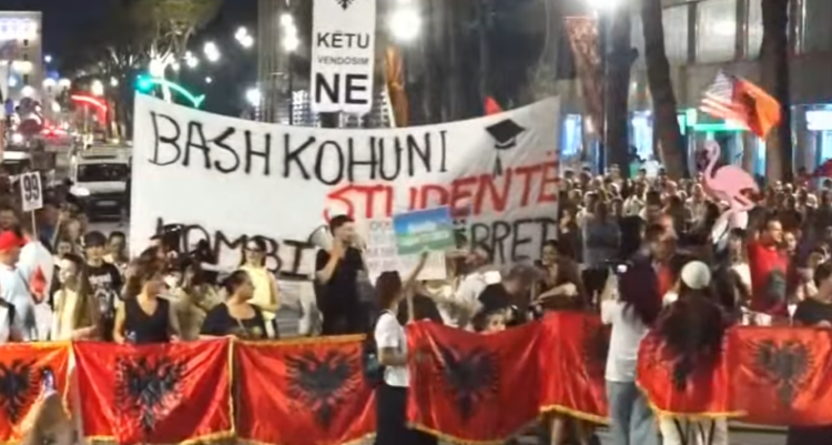 Mbyllen fjalimet te Kryeministria, nis marshimi në rrugët e kryeqytetit: Nesër dita e 100-të…  madhështore