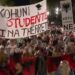 “Ju erdhi fundi!”- Qytetarët nisin marshimin nëpër rrugës e Tiranës: Studentët po bëjnë revolucion!
