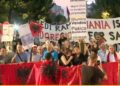 “Arrestoni Ramën!”/ 108 ditë protestë, qytetarët marshojnë drejt Kryeministrisë: Shqipëria kërkon revolucion!