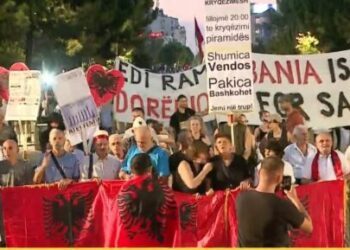 “Arrestoni Ramën!”/ 108 ditë protestë, qytetarët marshojnë drejt Kryeministrisë: Shqipëria kërkon revolucion!