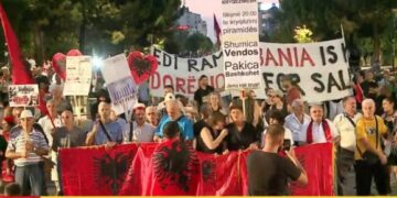 “Arrestoni Ramën!”/ 108 ditë protestë, qytetarët marshojnë drejt Kryeministrisë: Shqipëria kërkon revolucion!