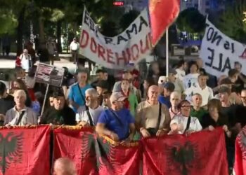 Rama në burg, Berisha në burg”/ Protestuesit marshojnë në rrugët e Tiranës: Ju erdhi fundi