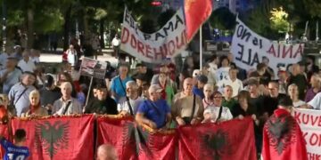 Rama në burg, Berisha në burg”/ Protestuesit marshojnë në rrugët e Tiranës: Ju erdhi fundi