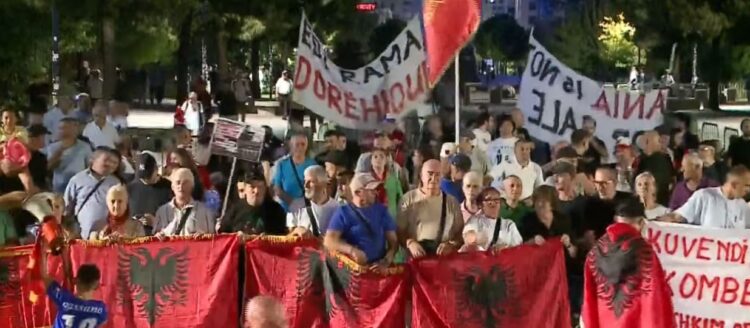 Rama në burg, Berisha në burg”/ Protestuesit marshojnë në rrugët e Tiranës: Ju erdhi fundi