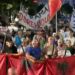 Rama në burg, Berisha në burg”/ Protestuesit marshojnë në rrugët e Tiranës: Ju erdhi fundi