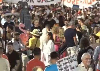 Revolta kundër Ramës/ Pas fjalimeve te Kryeministria, qytetarët marshojnë në rrugët e Tiranës: Ju erdhi fundi