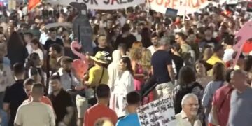 Revolta kundër Ramës/ Pas fjalimeve te Kryeministria, qytetarët marshojnë në rrugët e Tiranës: Ju erdhi fundi