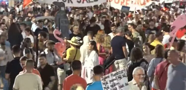 Revolta kundër Ramës/ Pas fjalimeve te Kryeministria, qytetarët marshojnë në rrugët e Tiranës: Ju erdhi fundi