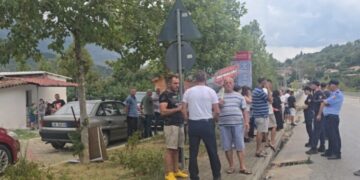 Kundër bashkimit me Tepelenën/ Banorët e Memaliajt dalin në protestë dhe bllokojnë aksin kryesor