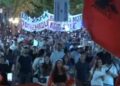 “Nuk jeni vetëm”, protestuesit zbarkojnë te Blloku i Sigurisë ku mbahen qytetarët e ndaluar: Arrestoni Ramën, lironi shqipet