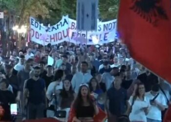 “Nuk jeni vetëm”, protestuesit zbarkojnë te Blloku i Sigurisë ku mbahen qytetarët e ndaluar: Arrestoni Ramën, lironi shqipet