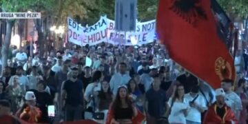 “Nuk jeni vetëm”, protestuesit zbarkojnë te Blloku i Sigurisë ku mbahen qytetarët e ndaluar: Arrestoni Ramën, lironi shqipet