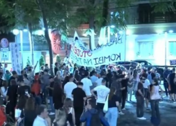 “Ministri e vdekjes”/ Protestuesit gjatë marshimit ndalen te “Shëndetësia”