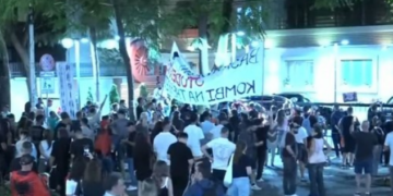 “Ministri e vdekjes”/ Protestuesit gjatë marshimit ndalen te “Shëndetësia”