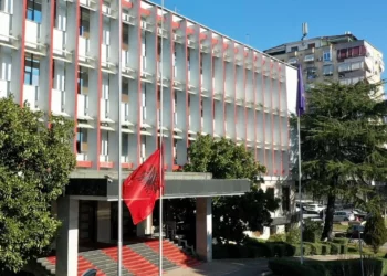 Alarm për bombë te Ministria e Jashtme, çanta e dyshimtë vë në lëvizje policinë