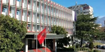 Alarm për bombë te Ministria e Jashtme, çanta e dyshimtë vë në lëvizje policinë