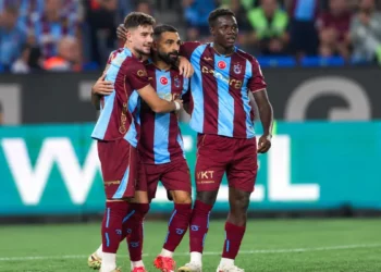Shtriu rivalët në fushë dhe “shkundi rrjetën”, Trabzonspor e Salah i “heqin kapelen” Ernest Muçit