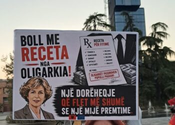 “Ministër për pacientët, jo për bizneset”- Qytetarët me pankarta: Dorëheqja e Evis Salës flet më shumë se 1 mijë premtime