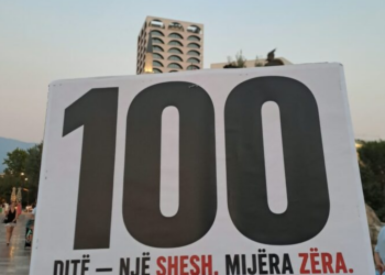 “Një shesh, mijëra zëra”/ Pankarta pikante në protestën e 100-të kundër Ramës