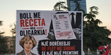 “Ministër për pacientët, jo për bizneset”- Qytetarët me pankarta: Dorëheqja e Evis Salës flet më shumë se 1 mijë premtime