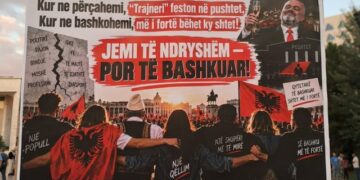 Pankarta pikante nga dita e 113-të e revoltës qytetare në Tiranë: Jemi të ndryshëm, por të bashkuar