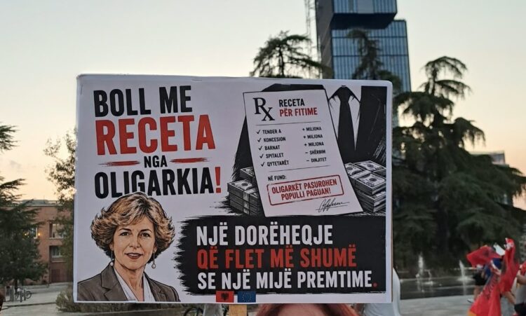 “Ministër për pacientët, jo për bizneset”- Qytetarët me pankarta: Dorëheqja e Evis Salës flet më shumë se 1 mijë premtime