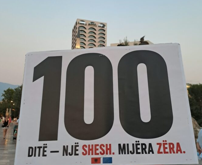 “Një shesh, mijëra zëra”/ Pankarta pikante në protestën e 100-të kundër Ramës