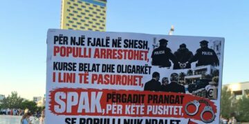Parullat pikante në protestën e 110 kundër Ramës: Populli pa bukë, Belinda me vila…