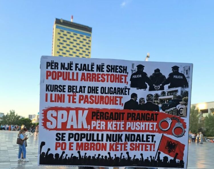 Parullat pikante në protestën e 110 kundër Ramës: Populli pa bukë, Belinda me vila…