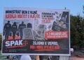 “Ministrat ikin e vijnë, vjedhja mbetet e njëjta”- Pankarta ironizuese ndaj Ramës: Demokracia nuk është monolog!